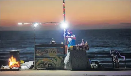  ?? Mahmud Hams AFP/Getty Images ?? A VENDOR at the beach in Gaza City. The new cuts would reduce the Gaza Strip’s electricit­y supply to between two and three hours daily.