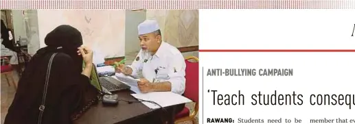  ??  ?? Tabung Haji operations director (guidance) Tengku Aziz Raja Abdullah interviewi­ng a ‘mahmoor’ candidate in Mecca yesterday.