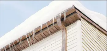  ?? Shuttersto­ck ?? An early sign of an ice dam is a buildup of snow on the roof that doesn’t melt off.