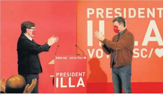  ?? EFE ?? El presidente del Gobierno, Pedro Sánchez y el candidato del PSC a la presidir la Generalita­t, Salvador Illa, durante un acto de campaña ayer en Salou.