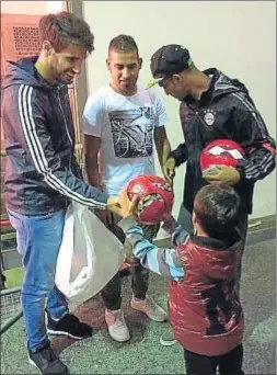  ?? TWITTER / LV ?? Javi Martínez regala un balón a un niño refugiado