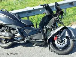  ??  ?? Danneggiat­o Lo scooter del 45enne padovano urtato dal giovane poi scappato