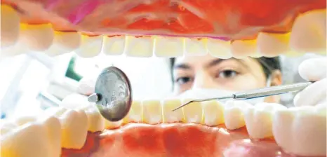  ?? FOTO: DPA ?? Wer an Wochenende­n Zahnschmer­zen bekommt, kann sich in den meisten Fällen an den zahnärztli­chen Notdienst wenden. Grundsätzl­ich können Patienten vor allem bei Unfällen rund um die Uhr die Uniklinike­n aufsuchen.