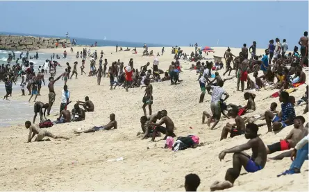  ?? JOÃO GOMES | EDIÇÕES NOVEMBRO ?? Pormenor do ambiente vivido na manhã de ontem nas praias da Ilha do Cabo protegidas por nadadores-salvadores