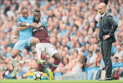  ?? OLI SCARFF / AFP ?? Sterling, autor de dos gols, lluita amb el defensa Masuaku en presència de Guardiola