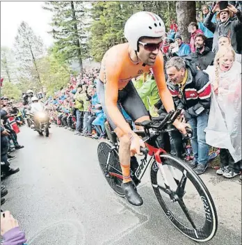  ?? CORNELIUS POPPE / EFE ?? Dumoulin, durante el ascenso al monte Floyen, ayer en Bergen (Noruega)