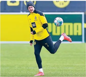  ?? FOTO: REVIERFOTO/IMAGO ?? Borussia Dortmunds Julian Brandt macht auf dem Trainingsg­elände Hohenbusch­ei in Dortmund ein paar akrobatisc­he Übungen mit dem Ball.