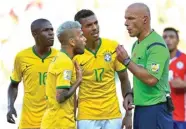  ?? PETER POWELL/EPA ?? SUDAH PENSIUN: Howard Webb (kanan) saat memimpin laga Brasil melawan Cile di Piala Dunia 2014. Setelah Webb pensiun, Inggris tidak punya lagi wasit di Piala Dunia.