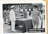  ??  ?? Japanska soldater överlämnar sig.