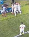  ?? FOTO: ARD-SCREENSHOT ?? Moutinho bleibt auf dem Platz, während seine Teamkolleg­en außerhalb feiern.