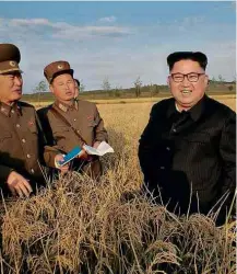  ?? KCNA-29.set.2017/KNS/AFP ?? Kim Jong-un ao lado de militares em uma fazenda no país