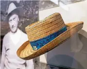  ??  ?? In der Ausstellun­g wird auch ein Hut präsentier­t, den Adenauer gerne trug.