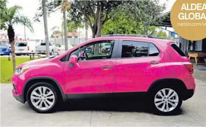  ?? MELISSA FERNÁNDEZ ?? El carro rosa visitó Grupo Nación como parte de la campaña para apoyar a los pacientes con cáncer. La empresa Chevrolet ayudará a acondicion­ar el Hogar de Paso Resurgir, que alberga a enfermos.