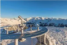  ??  ?? Von der Panoramapl­attform an der Bergstatio­n am Gitschberg hat man eine grandiose Aussicht.