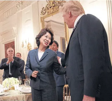  ??  ?? Trump, con la secretaria de Transporte, Elaine Chao
