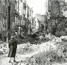  ?? Foto: dpa ?? Dresden kurz nach dem Zweiten Weltkrieg. Nicht nur das Land lag in Schutt und Asche, auch die Bevölkerun­gszahl war stark dezimiert.