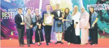  ??  ?? Heriot-Watt University Malaysia student recruitmen­t and marketing staff members together with members of its executive office celebrate winning the Brand Laureate award.