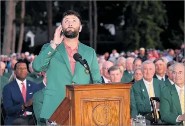  ?? ?? Jon Rahm mira al cielo durante su discurso como ganador del Masters de Augusta 2023.