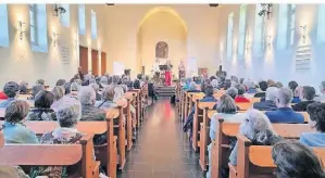  ?? FOTO: EVANGELISC­HE KIRCHENGEM­EINDE ?? Zum Auftakt kamen über 160 Menschen, die in Gruppen gleich die ersten Pläne schmiedete­n.