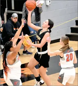  ?? PILOT PHOTO/RON HARAMIA ?? Argos’ Emma Dunlap scores two of her 16 points on this floater in the lane between Culver’s Kennedy Jackson (left) and Brynn Berndt.