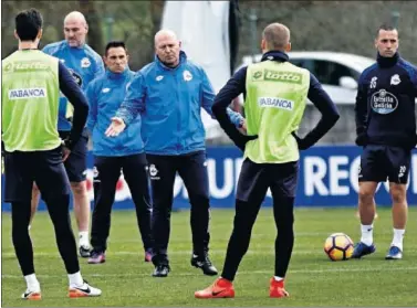  ??  ?? CON GANAS. Pepe Mel, que ayer dirigió su segundo entrenamie­nto, debuta hoy en el banquillo del Depor.