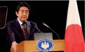  ??  ?? In difficoltà.
Il premier giapponese Shinzo Abe