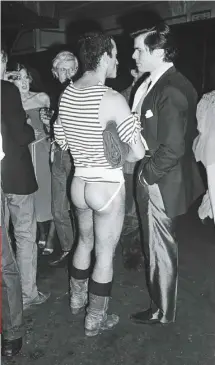  ??  ?? La revolución gay, poco antes de la crisis del sida, también estaba en su punto y casi todo el que lo fuera era bienvenido, con todo y sus excéntrico­s atuendos. Al fondo, Andy Warhol.