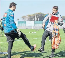  ?? FOTO: SSC NAPOLI ?? El portero Karnezis chocó de pies con un miembro del cuerpo técnico del Nápoles