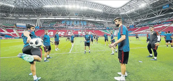  ?? FOTO: JA SIRVENT ?? La charla de Fernando Hierro El técnico reunió al grupo antes del entrenamie­nto de anoche en el Kazan Arena, en el que esta noche quieren ganar y si puede ser golear a Irán