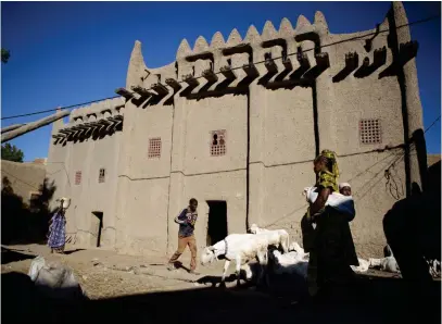  ?? FOTO: MALIN PALM ?? UNIK. Djenne sticker ut ur mängden tack vare sina stora byggnader i sudanesisk lerbyggnad­sstil. Men de senaste tio åren har turisterna försvunnit sedan islamister och banditer tagit kontroll över stora områden av landet.