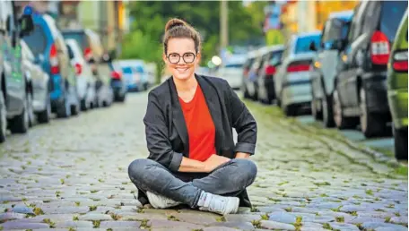  ?? BILD: SN/KATJA DIEHL ?? Bei den Salzburger Verkehrsta­gen 2022 liest Katja Diehl aus ihrem Buch „Autokorrek­tur“.