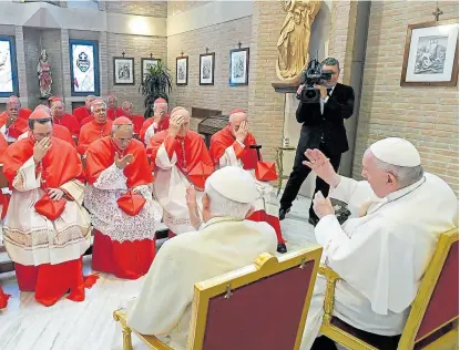  ?? ?? Francisco y el papa emérito Benedicto XVI se reunieron con los nuevos cardenales