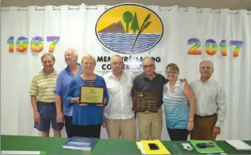  ?? GISELE LACASSE ?? Members of the Penfield family gathered to receive MCI’S Gordon Kohl Memorial Award for outstandin­g contributi­on in the preservati­on of the natural environmen­t. Pictured left to right are Roger Williams, past president of MCI; Jeff Lewis, spokespers­on...