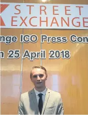  ?? NUNTAWAN POLKUAMDEE ?? Jamie Parkinson, chief executive of Street Exchange, says its mobile app makes it convenient for investors than open-account cryptocurr­ency exchanges.