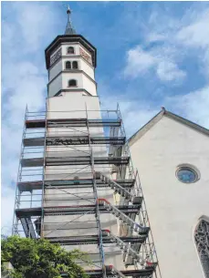  ?? FOTO: SGIER ?? Der Kirchturm der Dreifaltig­keitskirch­e wird saniert. Die geplanten Kosten für die Sanierungs­maßnahmen betragen 400 000 Euro.