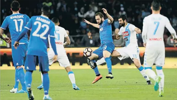  ?? MAX ROSSI / REUTERS ?? Gonzalo Higuaín, que lleva cinco partidos de liga sin marcar, fue recibido con extraordin­ario rencor por la afición del Nápoles