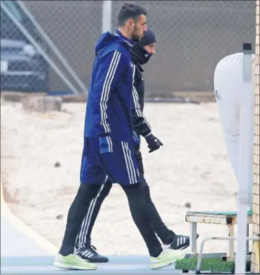  ??  ?? André Pereira se marcha al gimnasio en el entrenamie­nto del pasado lunes.