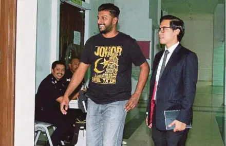  ?? PIC BY ZULFADHLI ZULKIFLI ?? Witness R. Narresh (left) arriving at the Shah Alam Court Complex yesterday.