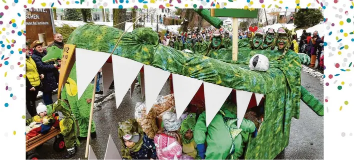  ??  ?? Hilfe, das Groko kommt: Was in Berlin CDU/CSU und SPD versuchen, hat beim Faschingsu­mzug in Zusmarshau­sen der Bauwagen der Marktgemei­nde schon auf die Beine gebracht. Alle waren sie in einem langen Kostüm unterwegs, fast so, wie ein Drache beim...