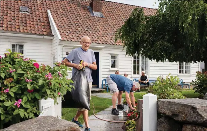  ?? MARIE VON KROGH ?? En ivrig dugnadsgje­ng holder det gående hver dag i uka. I dag planter de blomster og gjør hagen fin utenfor Fogdahuset i Sandnes, mens andre får en kopp kaffe og en røyk i sola. Per Ormbostad og Ola Malmin er i sving, mens Hilde Eikeland og Oddvar Hana...