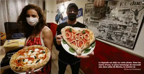  ??  ?? La légende est déjà sur cette photo. Dans les mains d’Ivan, la pizza hommage de mercredi soir, dans celles de Monica, la numéro .