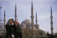  ??  ?? Immer weniger westliche Touristen besuchen türkische Städte wie Istanbul.