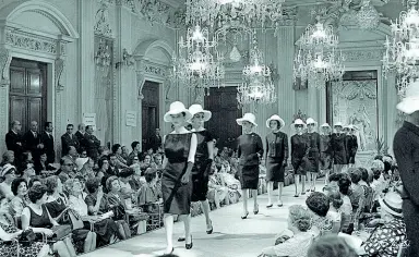  ??  ?? Estate 1962: nella Sala Bianca di Palazzo Pitti sfilano i cappellini (Archivio Foto Locchi)