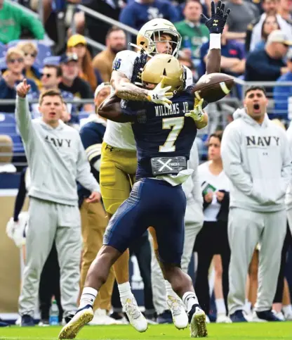  ?? TERRANCE WILLIAMS/AP ?? Notre Dame’s Braden Lenzy catches a 38-yard touchdown pass against Navy’s Mbiti Williams in the first quarter.