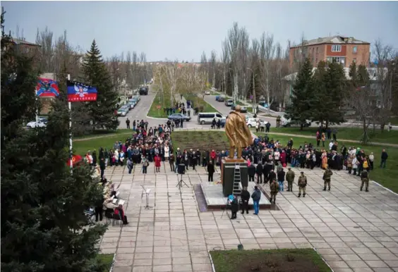  ?? AFP ?? Habitantes de autoprocla­mada República Popular de Donetsk presenciar­on la develizaci­ón de una estatua de Lenin.