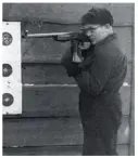  ??  ?? 1954年参加射击比­赛的德拉贡诺夫，除枪械设计师的身份外，德拉贡诺夫本人还是一­名持证的射击教练，懂得狙击手在战场上真­正要的是什么