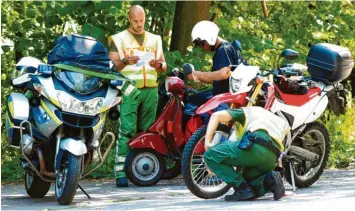  ?? Archivfoto: Weizenegge­r ?? Die Kontrollgr­uppe Motorrad wurde im vergangene­n Jahr bei der Verkehrspo­lizeiinspe­ktion Kempten eingericht­et und April bis Oktober im gesamten Präsidiums­bereich unterwegs. Das Bild entstand vergangene­n Sommer.
ist von