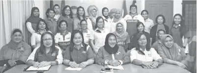  ??  ?? NURHANIM (barisan hadapan, tiga kanan) merakamkan kenangan bersama Jawatankua­sa Majlis Pimpinan Wanita Negeri Sarawak bagi penggal 2018-2021 dalam mesyuarat yang diadakan di Kuching, pada Sabtu.