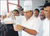  ?? HT PHOTO ?? State industries and informatio­n technology minister KT Rama Rao turned ‘coolie’ to raise money for Telangana Rashtra Samithi’s plenary and formation day public meeting.