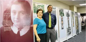  ?? CECILIA FIGUEROA / LA PRENSA ?? Lizette Valarino y Terrace M. Hunter, del Centro Conmemorat­ivo de Recursos y Educación del Holocausto, en Maitland, destacaron la importanci­a de su exhibición bilingüe sobre el legado de Anne Frank.